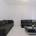 Pearl City Center Apartment, Vesta Philoxenia