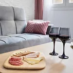 New Glamorous Apartment In Downtown