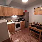 Cozy Three Bdrms Central Apt At Five Filippou Str