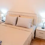 Urban Deluxe Apartments Ad