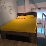 Floating, Cosy Studio 8\' Walk From The Seaside