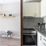 Sunny Retro Apartment Near Centre