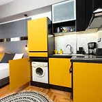 Downtown Luxury Boutique Suites : The Yellow Suite