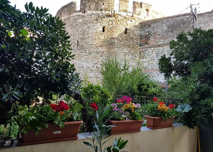 Frida\'S House In Old Town Thessaloniki