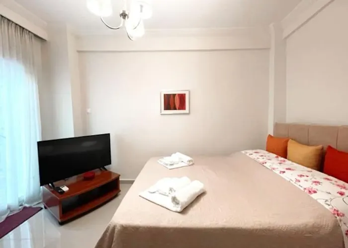 Crimson Suite: 1-Bedroom Apartment In Thessaloniki