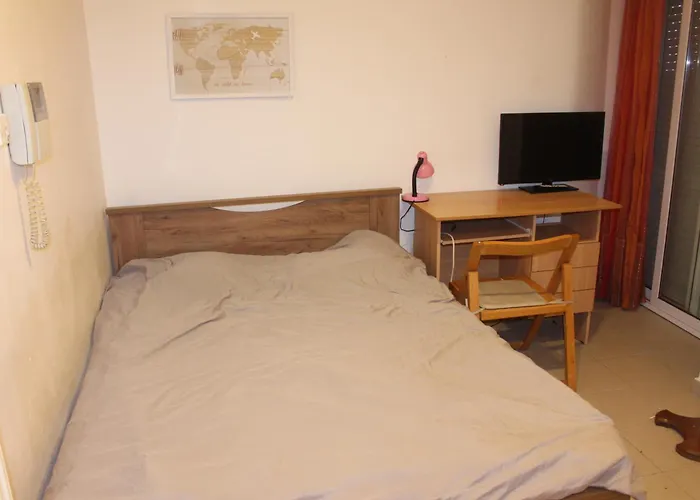 1-Bedroom Apartment Center And City Attractions