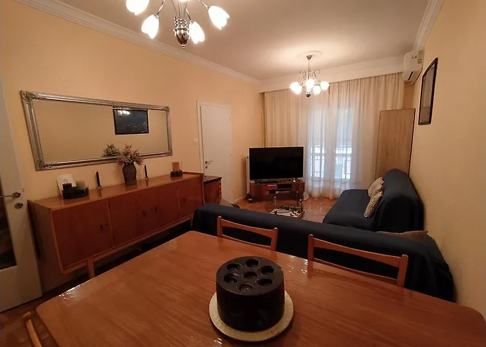 Cozy Three Bdrms Central Apt At Five Filippou Str