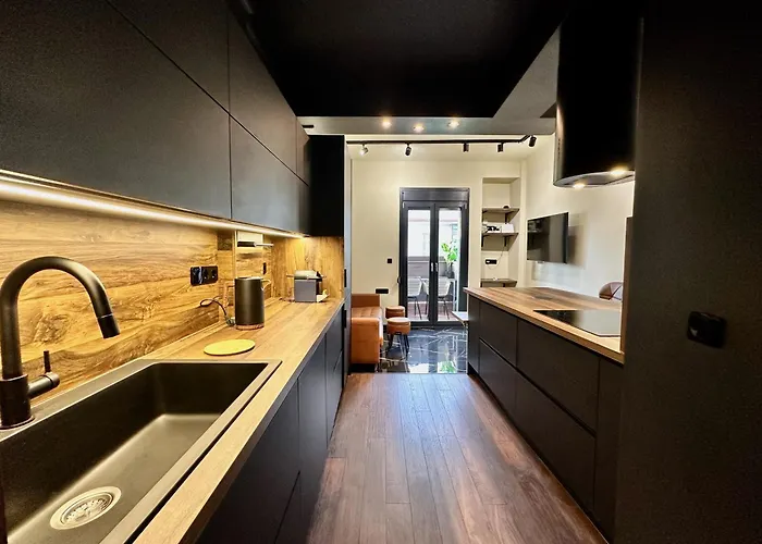 Four Seasons - The Crown Apartment