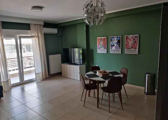 Cozy Apt! Friends & Family - Private Paid Parking
