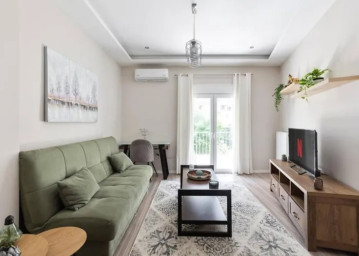 Sunny Retro Apartment Near Centre