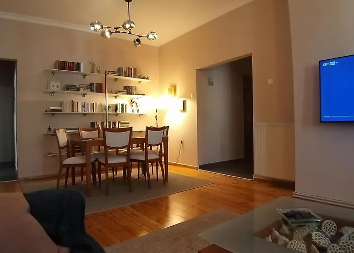 Comfy Central Flat