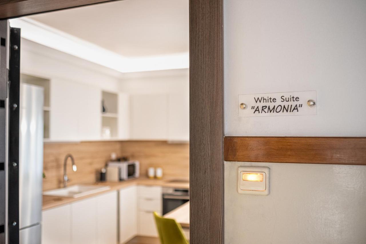 White Armonia Apartment *