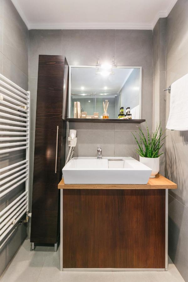 Ladadika Design, Philian And Apartment