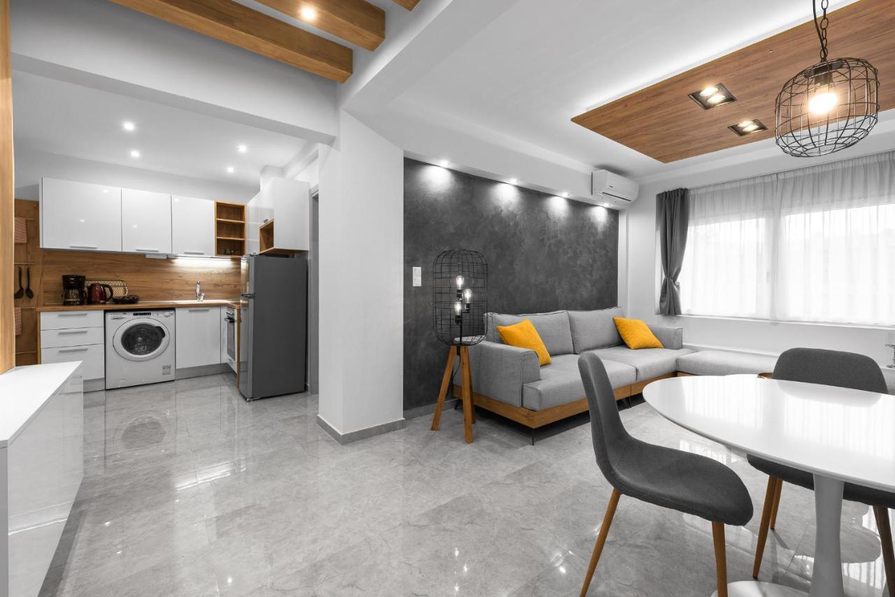 Wood N White, Nilie Hospitality Mgmt *