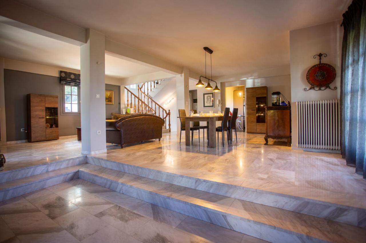 Hillock: Traditional Luxury With Garden For Gatherings Villa