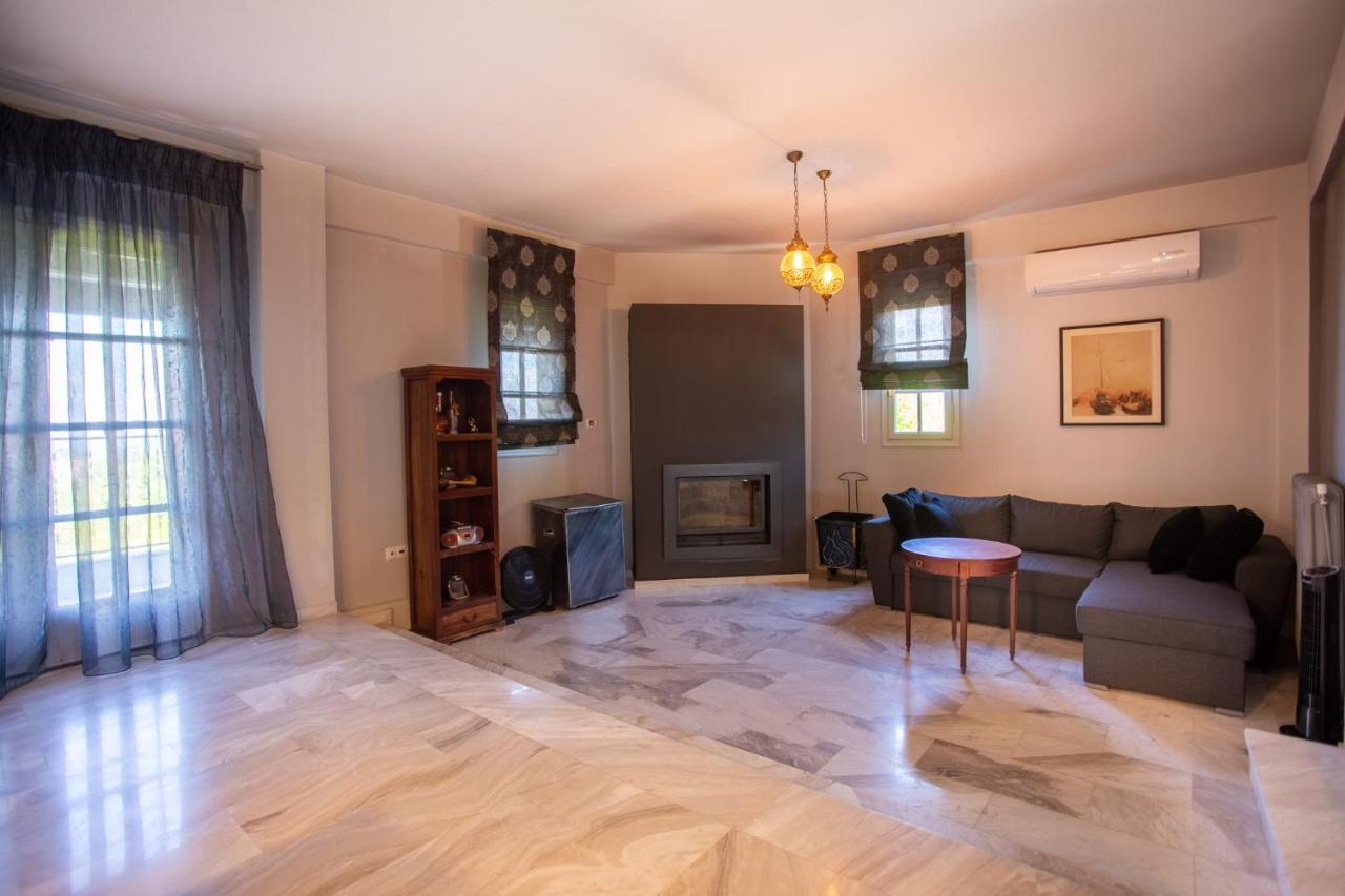 Villa Hillock: Traditional Luxury With Garden For Gatherings