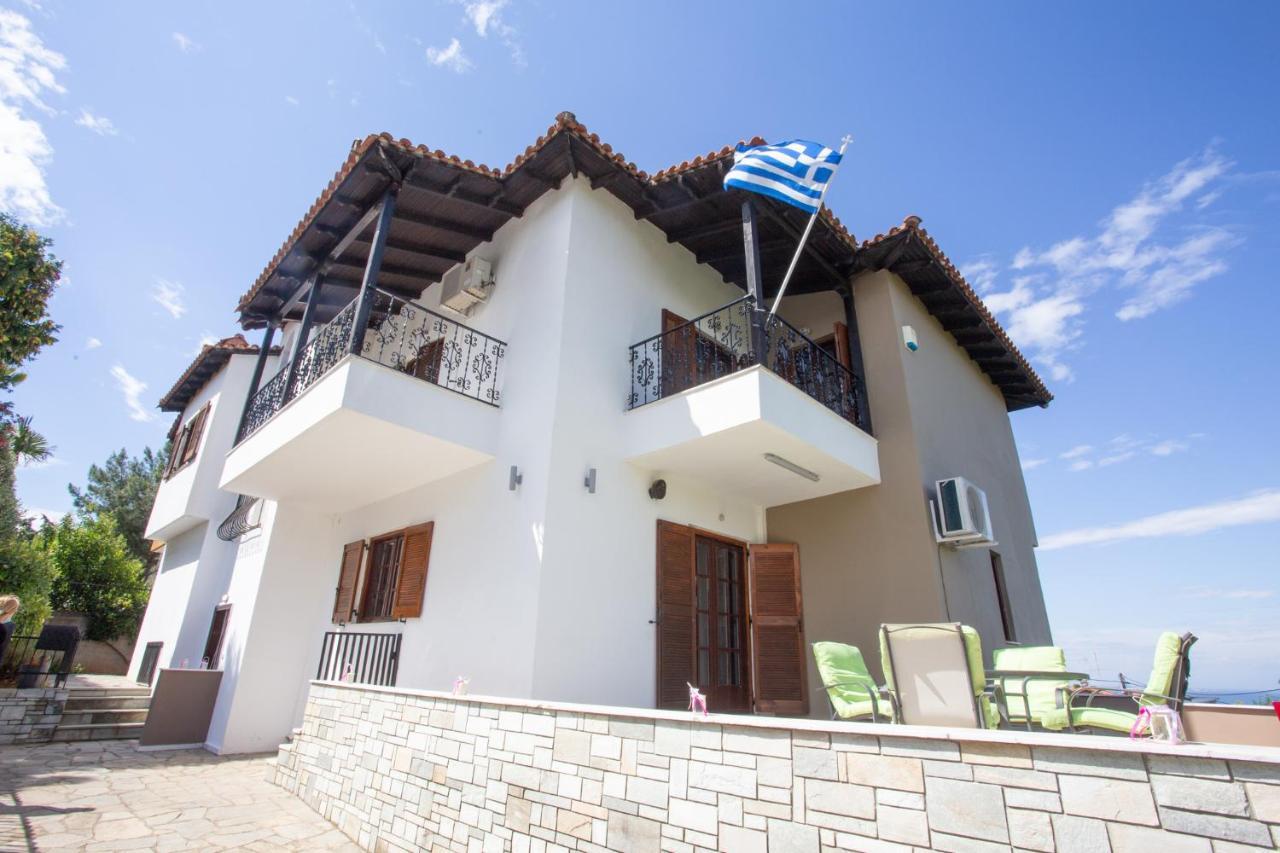 Hillock: Traditional Luxury With Garden For Gatherings Villa *