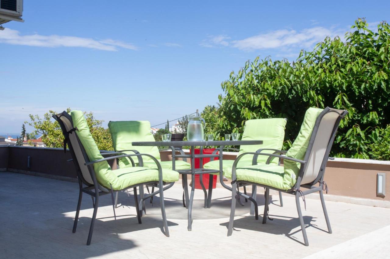 Hillock: Traditional Luxury With Garden For Gatherings Villa