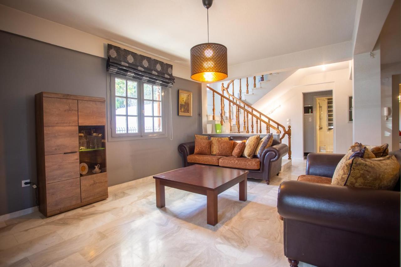 Hillock: Traditional Luxury With Garden For Gatherings