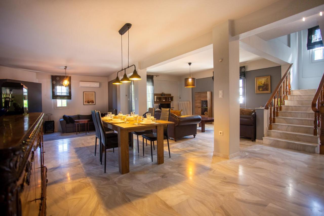 Hillock: Traditional Luxury With Garden For Gatherings Villa