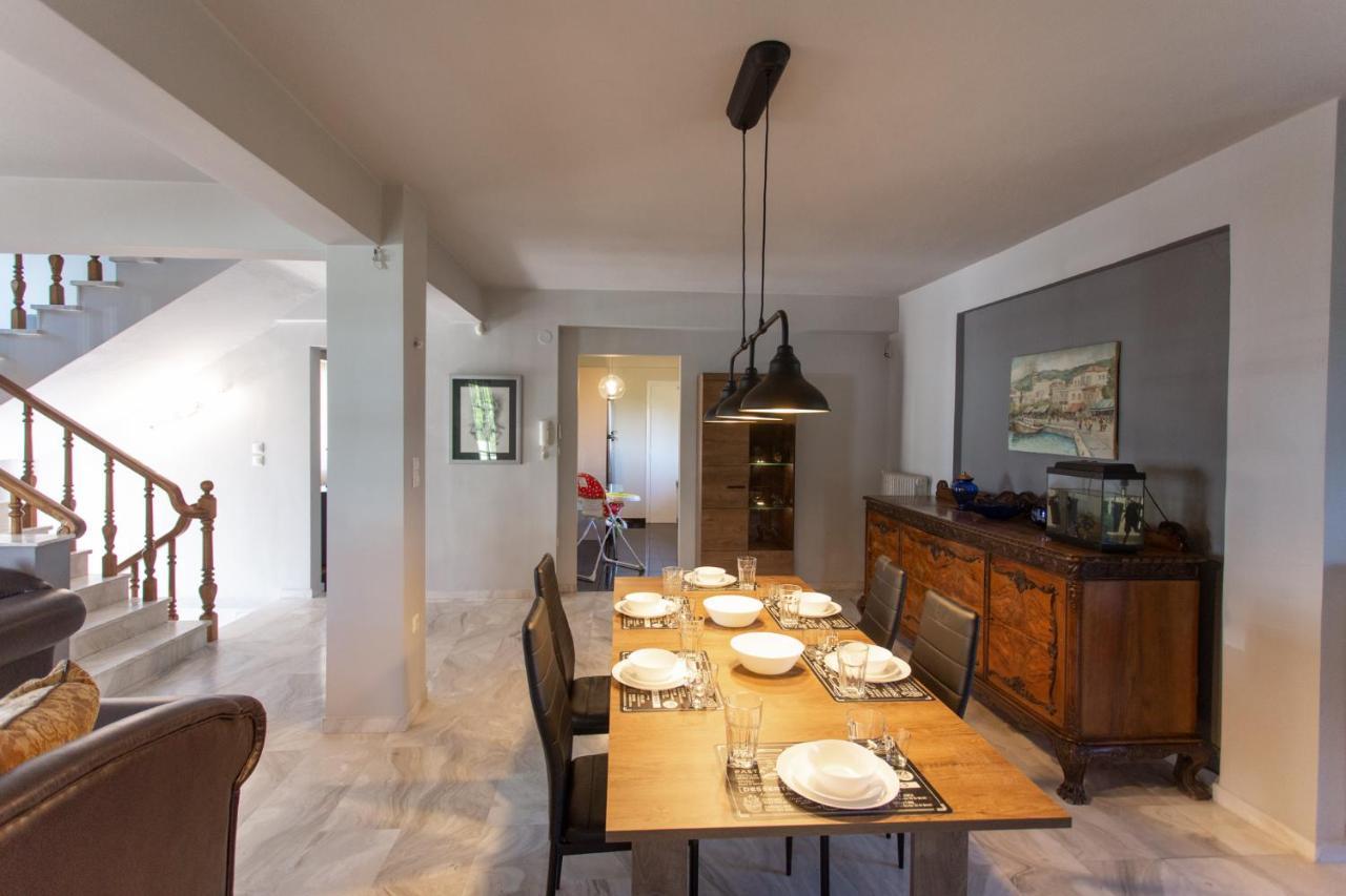 Villa Hillock: Traditional Luxury With Garden For Gatherings *