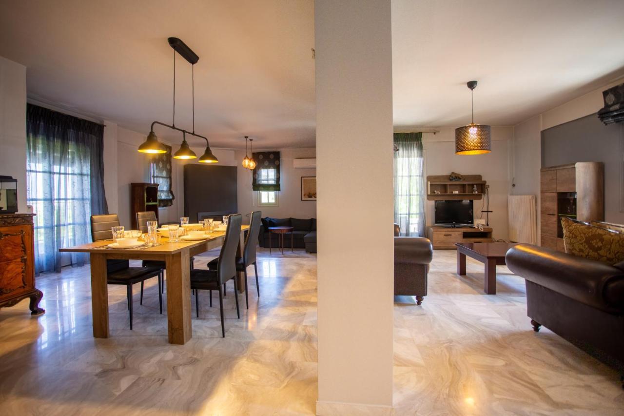 Hillock: Traditional Luxury With Garden For Gatherings *