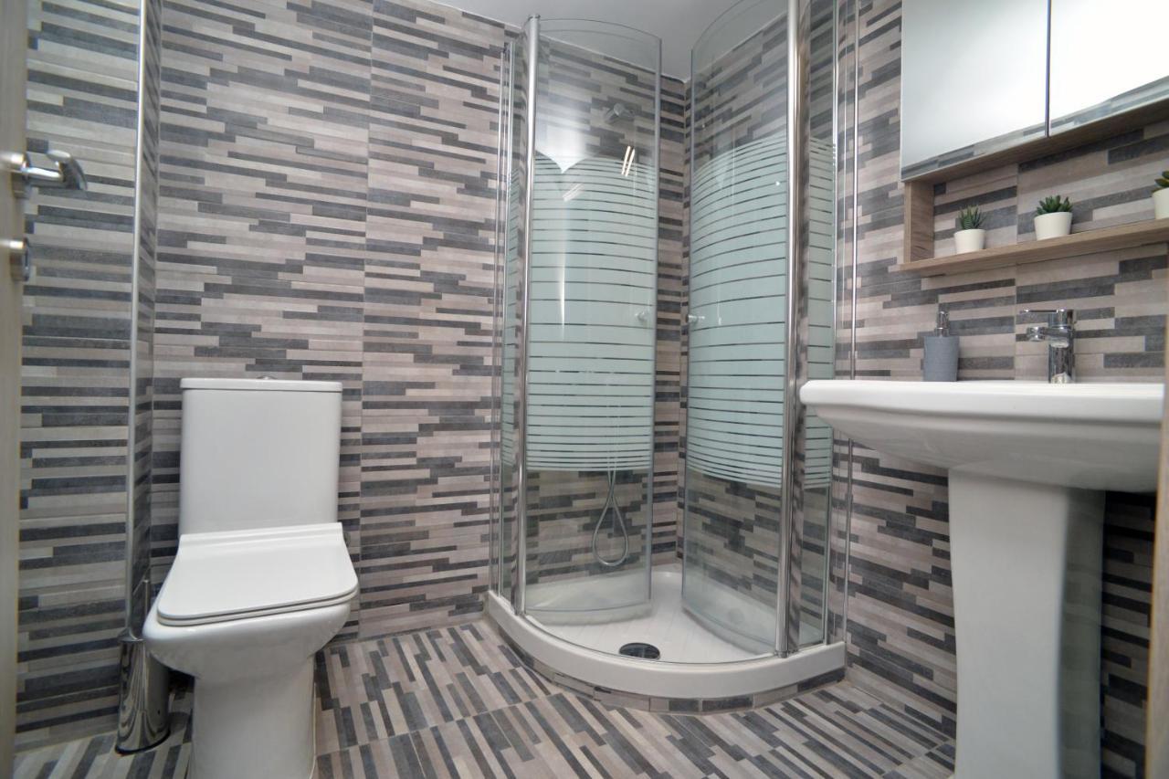 Luxury St Demetrios Downtown Apartamento