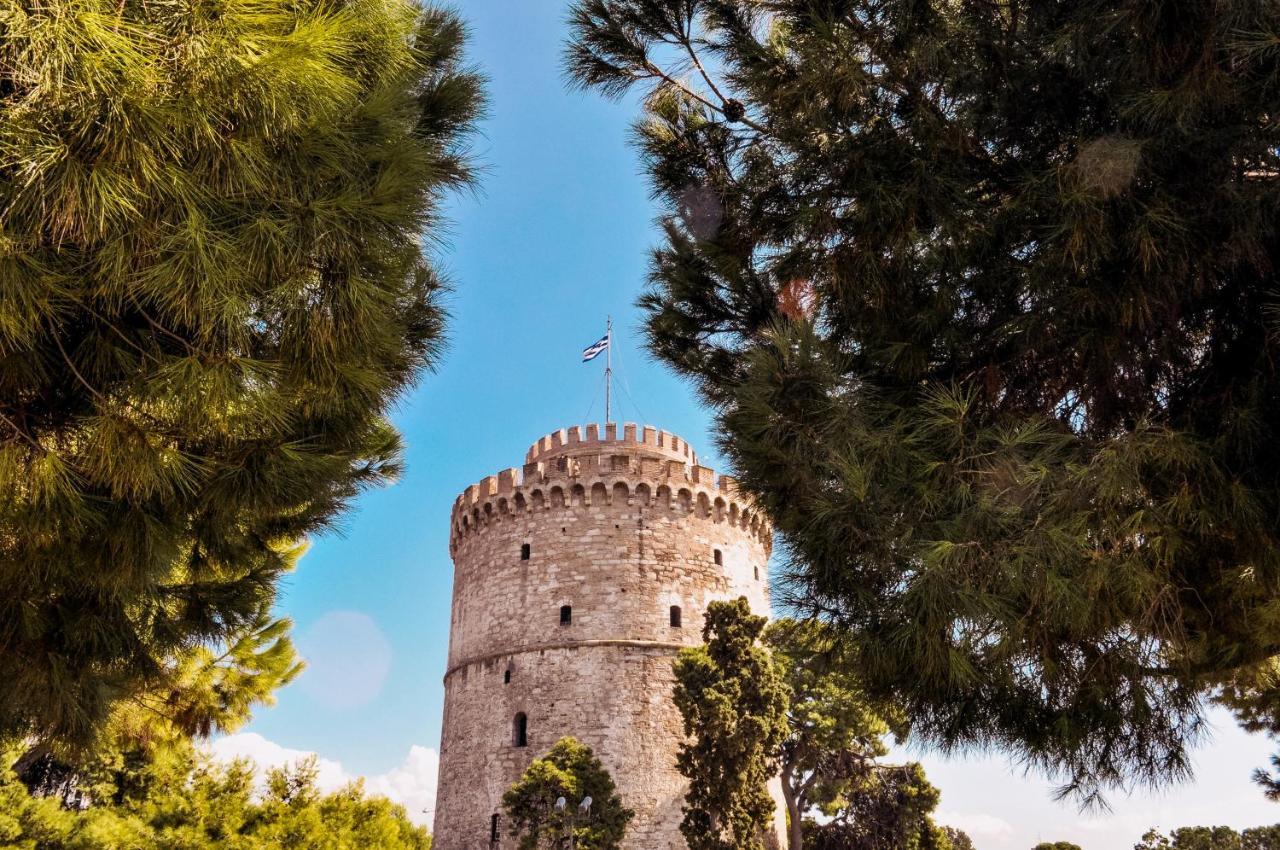 Cutest White-tower With A Private Patio Apartment