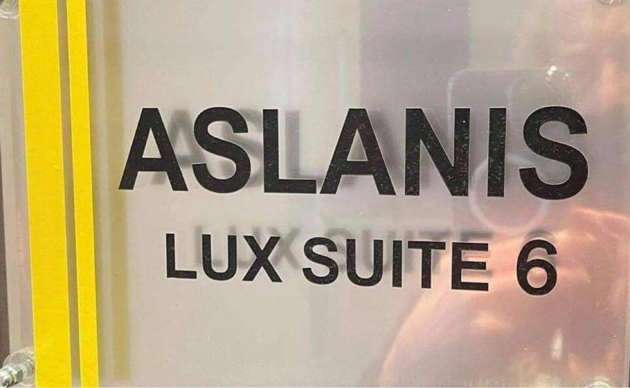 Aslanis Luxury Suites -Theme Studio Anatoli
