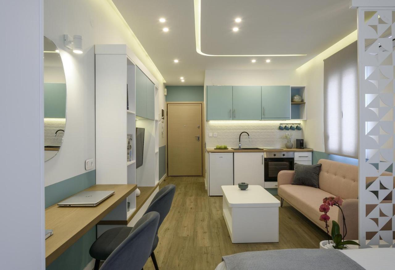 τhe Half Root In The Heart Of Center Thessaloníki