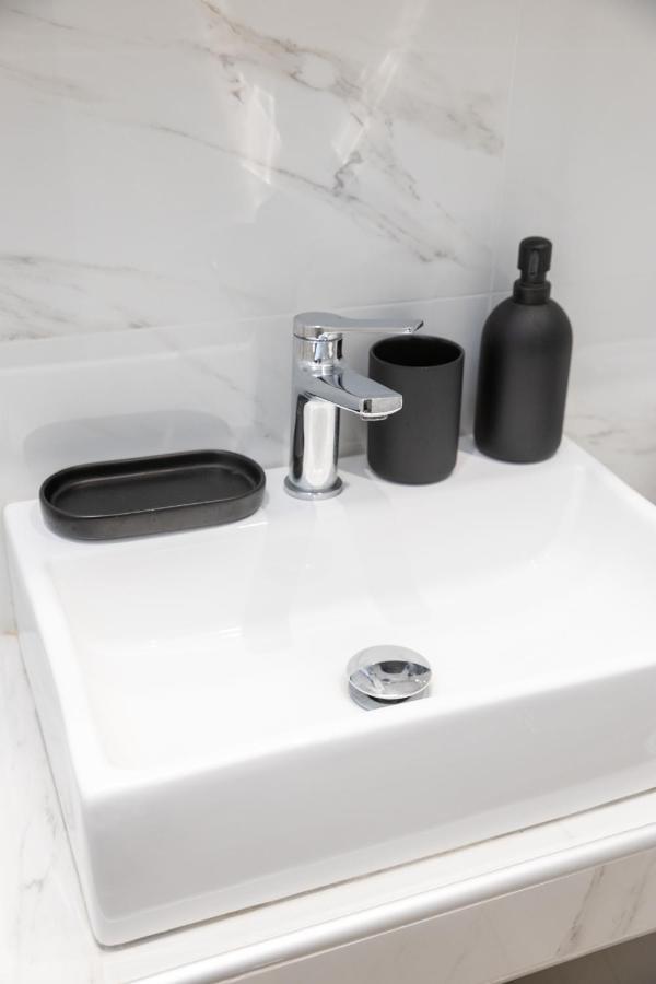 White Lux House In Town Apartment