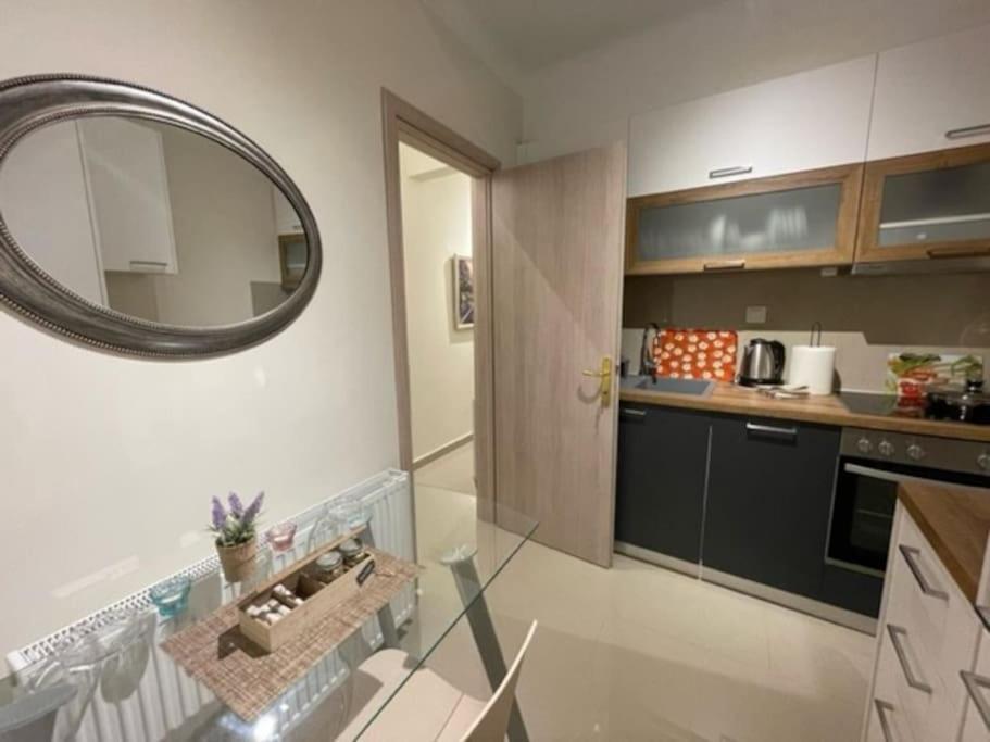 Crimson Suite: 1-bedroom In Apartamento Tessalónica