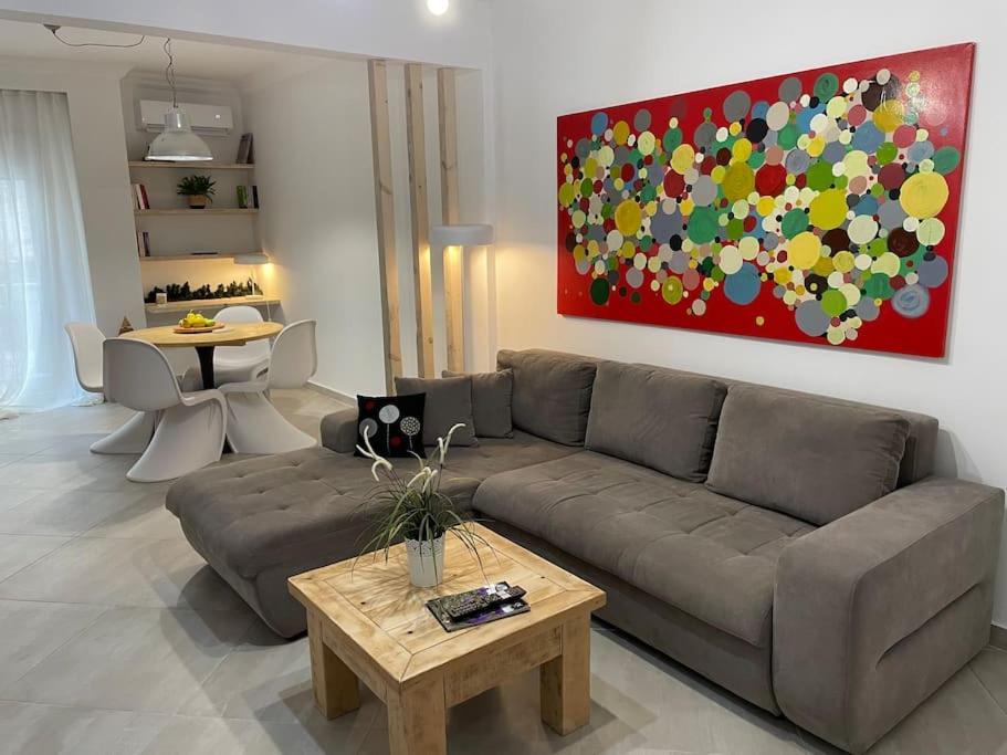 Anastasios' Artwork Apartment *