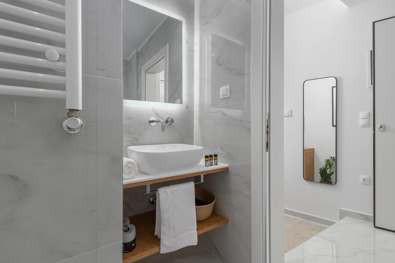 ιωκα / The Urbitality Project Apartment