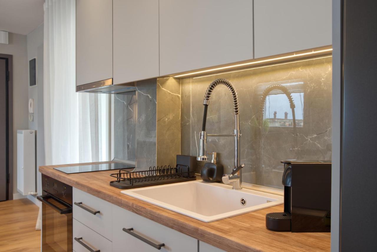 Base Apartment *
