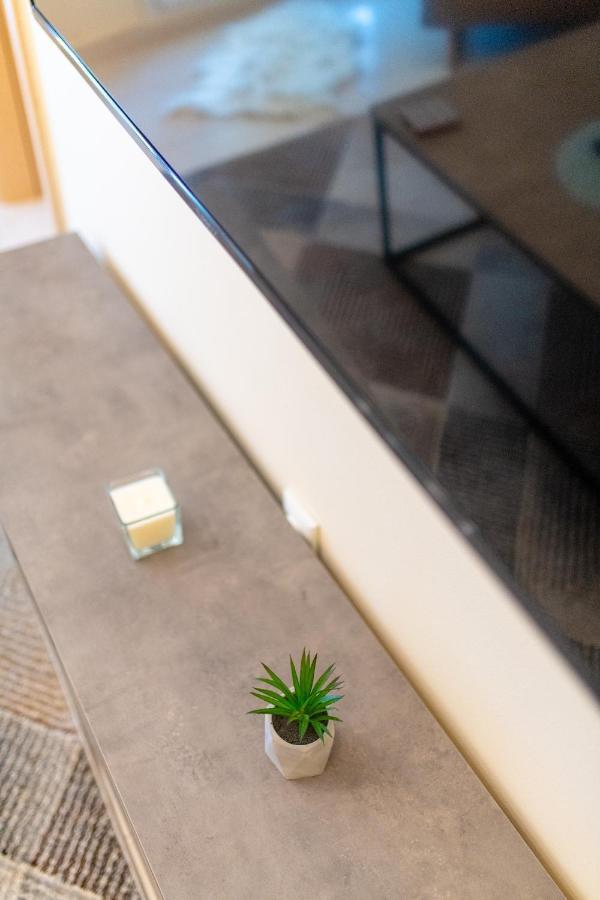 Niovi, Stylish Near The Waterfront Apartment *