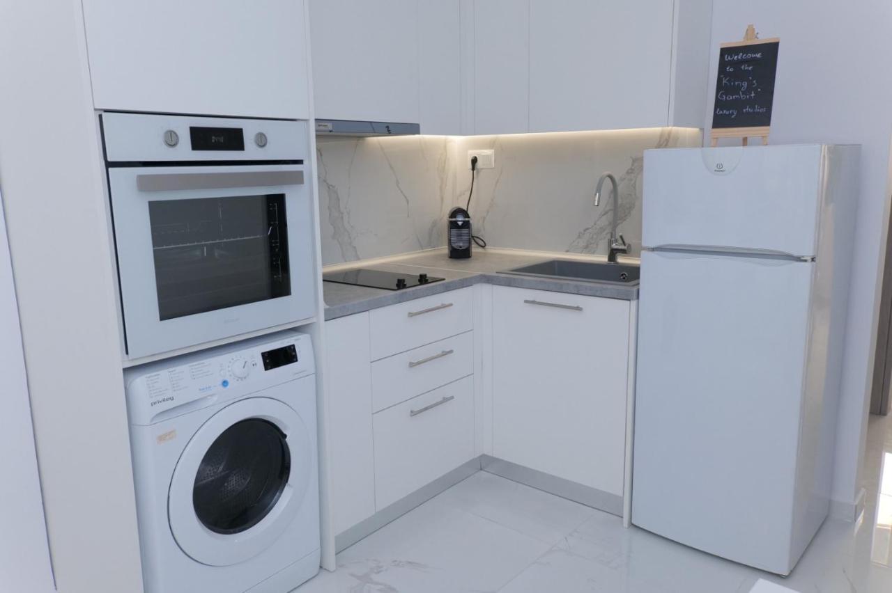 Apartment King's Gambit *
