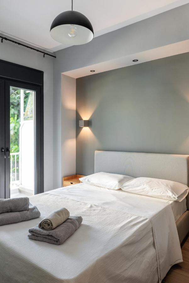 Hippocrates Bound By Binobi Innovative Management! Apartment