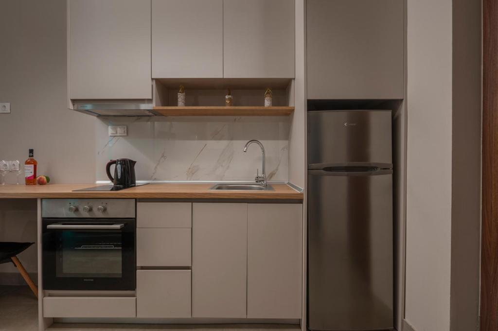 Apartment Antigonidon Square 5 *