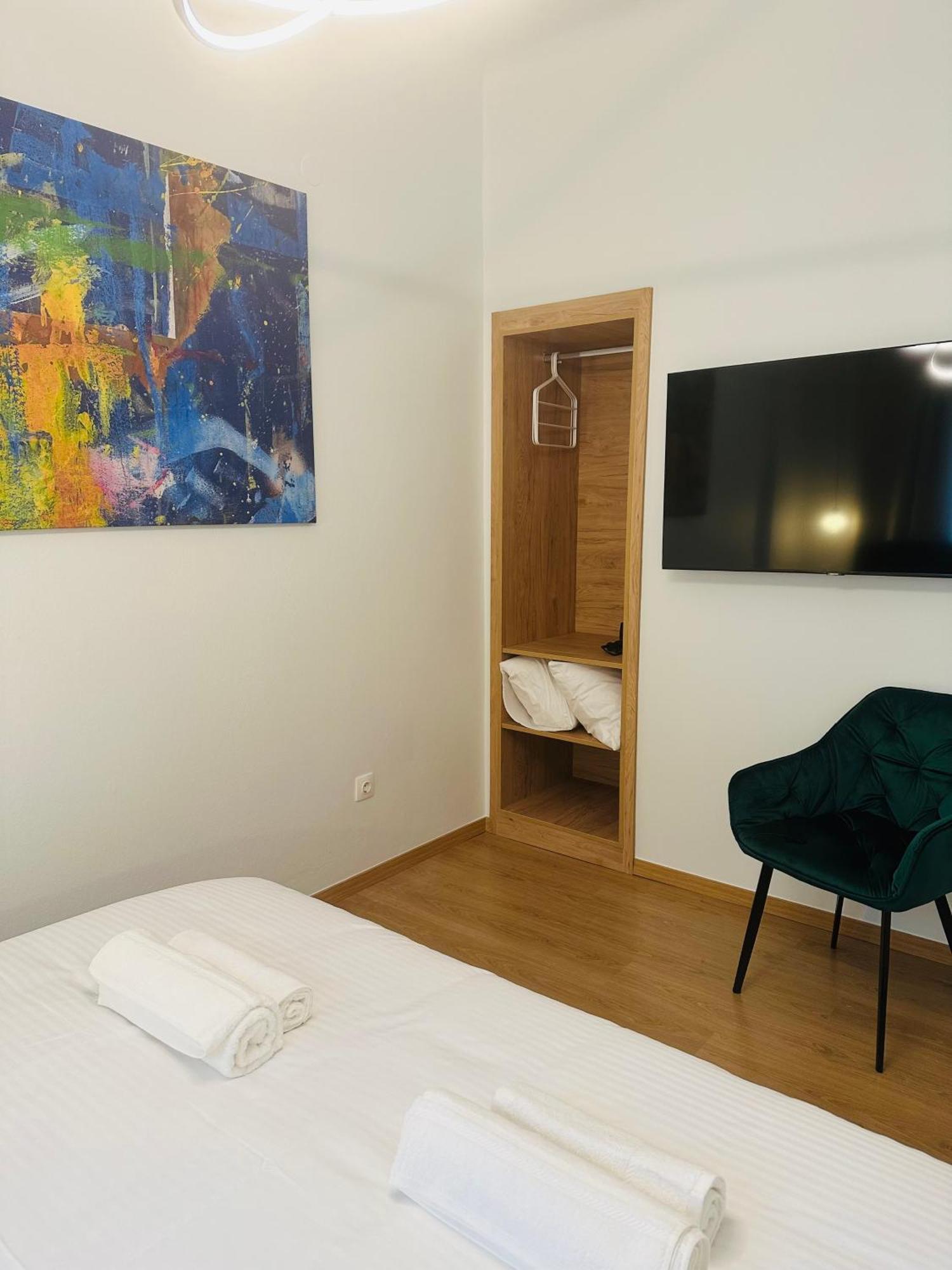 Aristotelous Square N.4 *