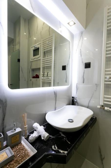 Daire μarble Suite. 40sqm Center. Gas Heating. Private Entrance.secured24h Selanik