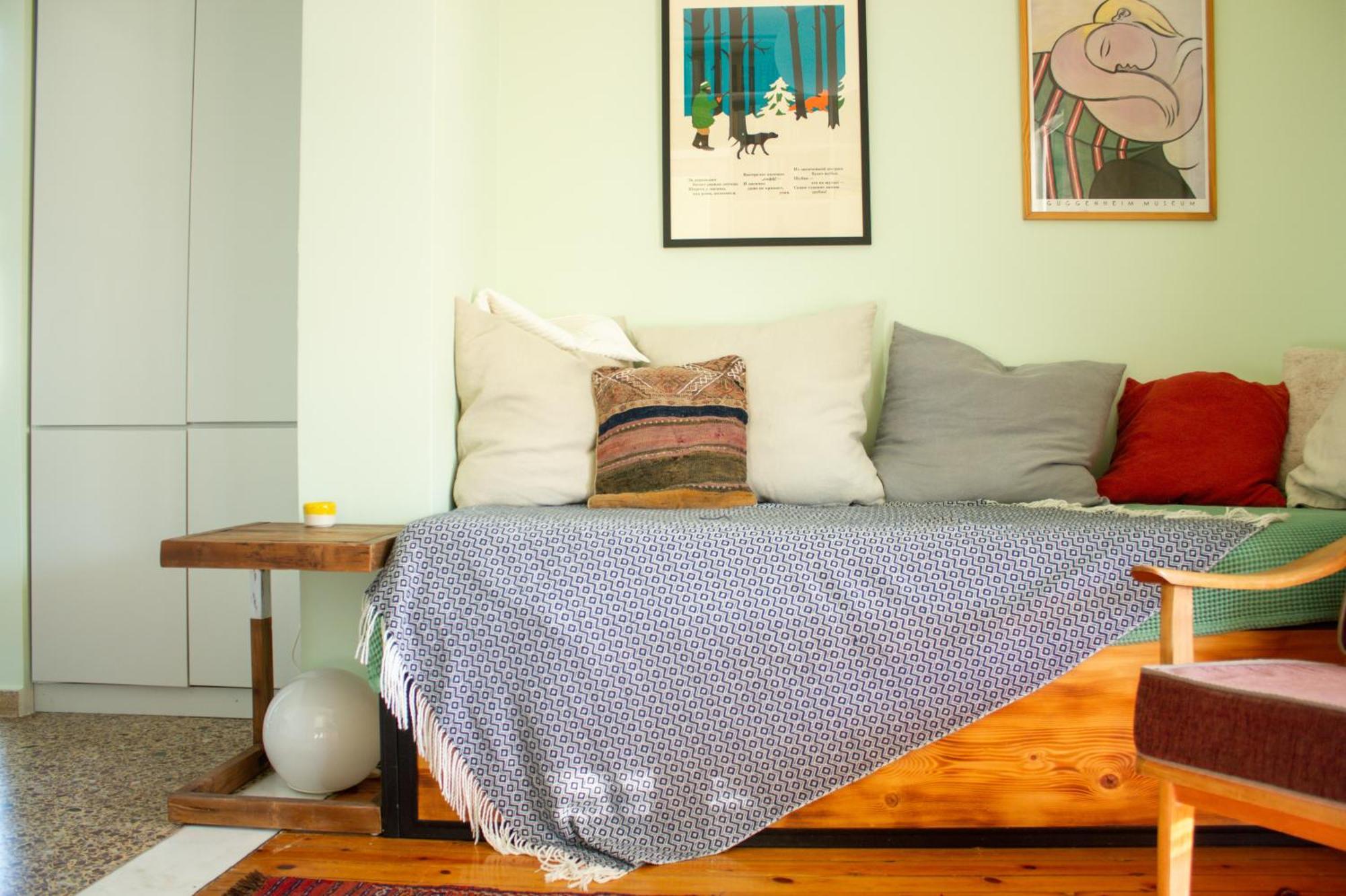 Homevision - Chic - Cozy Balcony Bliss Apartment *