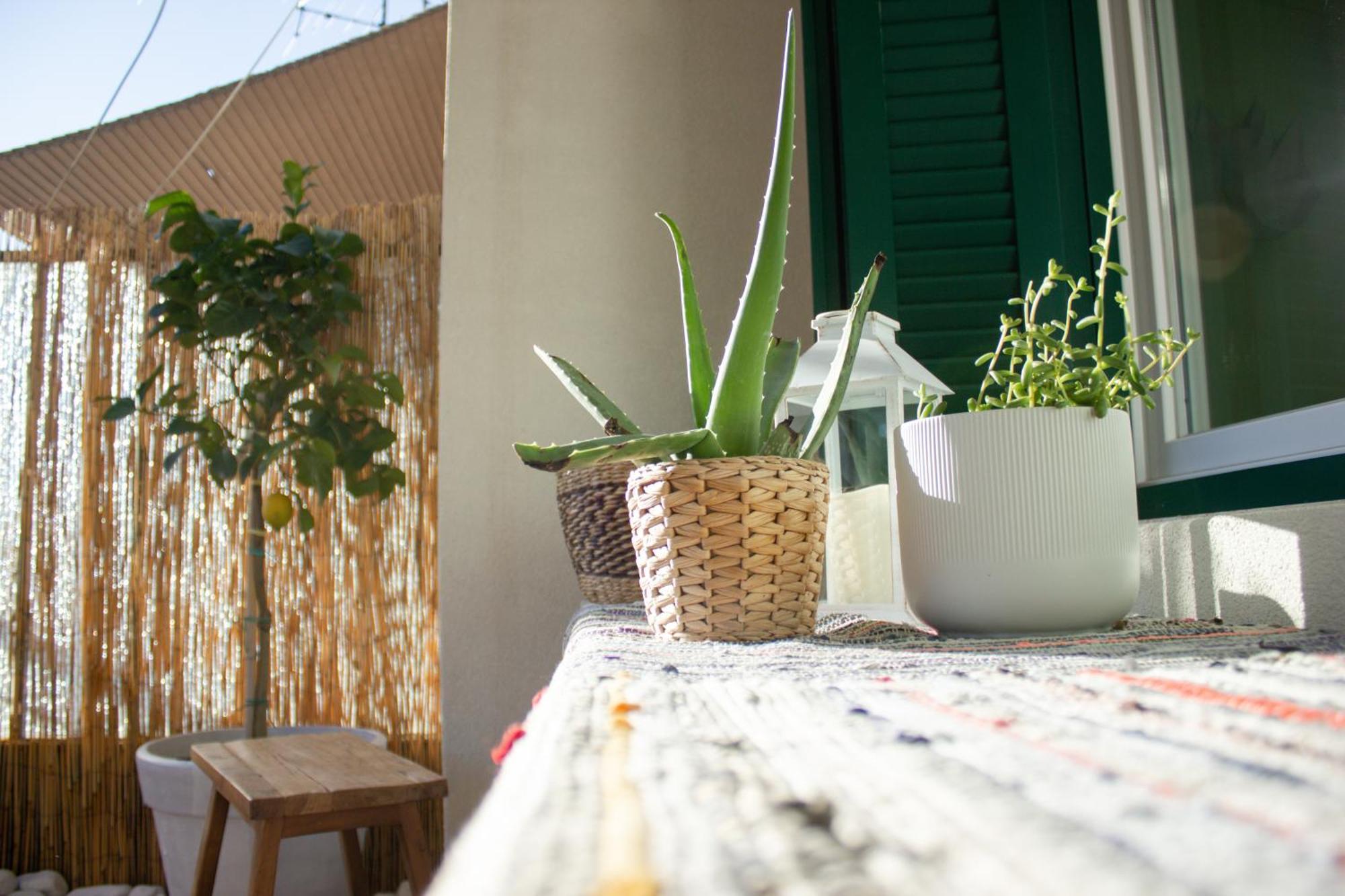 Apartment Homevision - Chic - Cozy Balcony Bliss