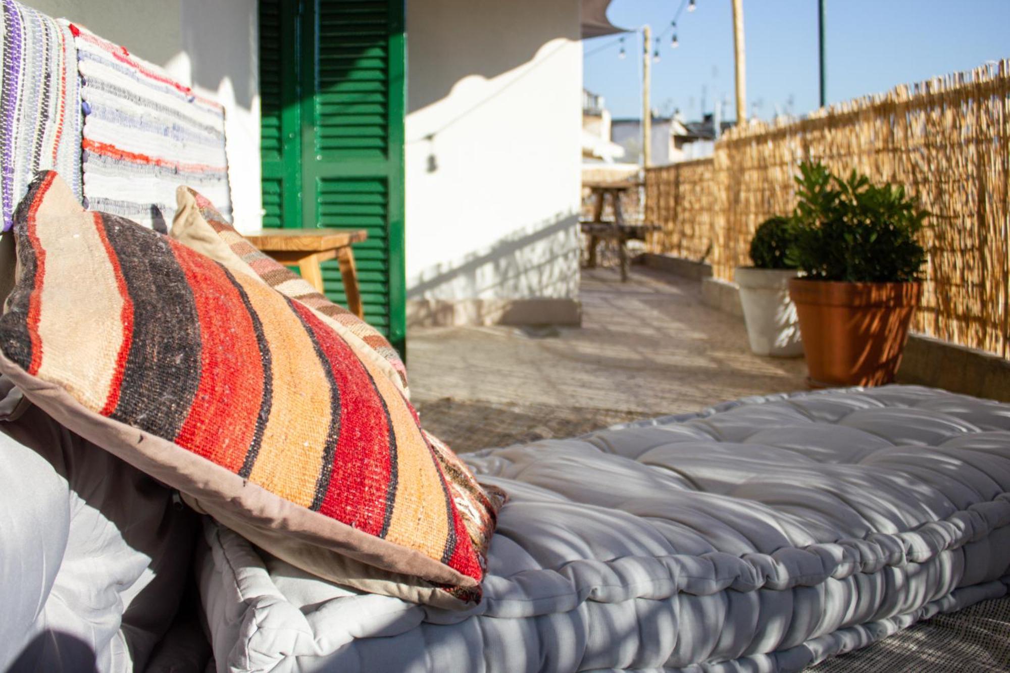 Homevision - Chic - Cozy Balcony Bliss Apartment *