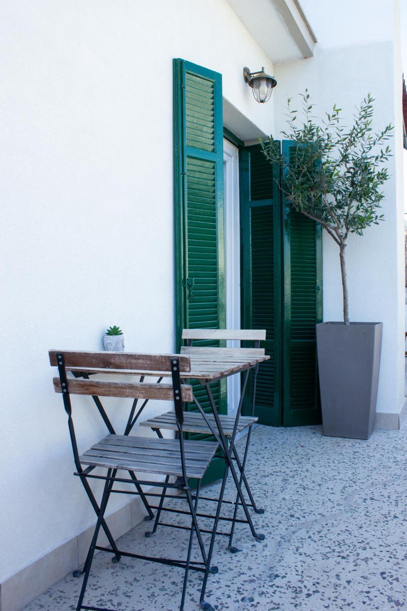 Apartment Homevision - Chic - Cozy Balcony Bliss