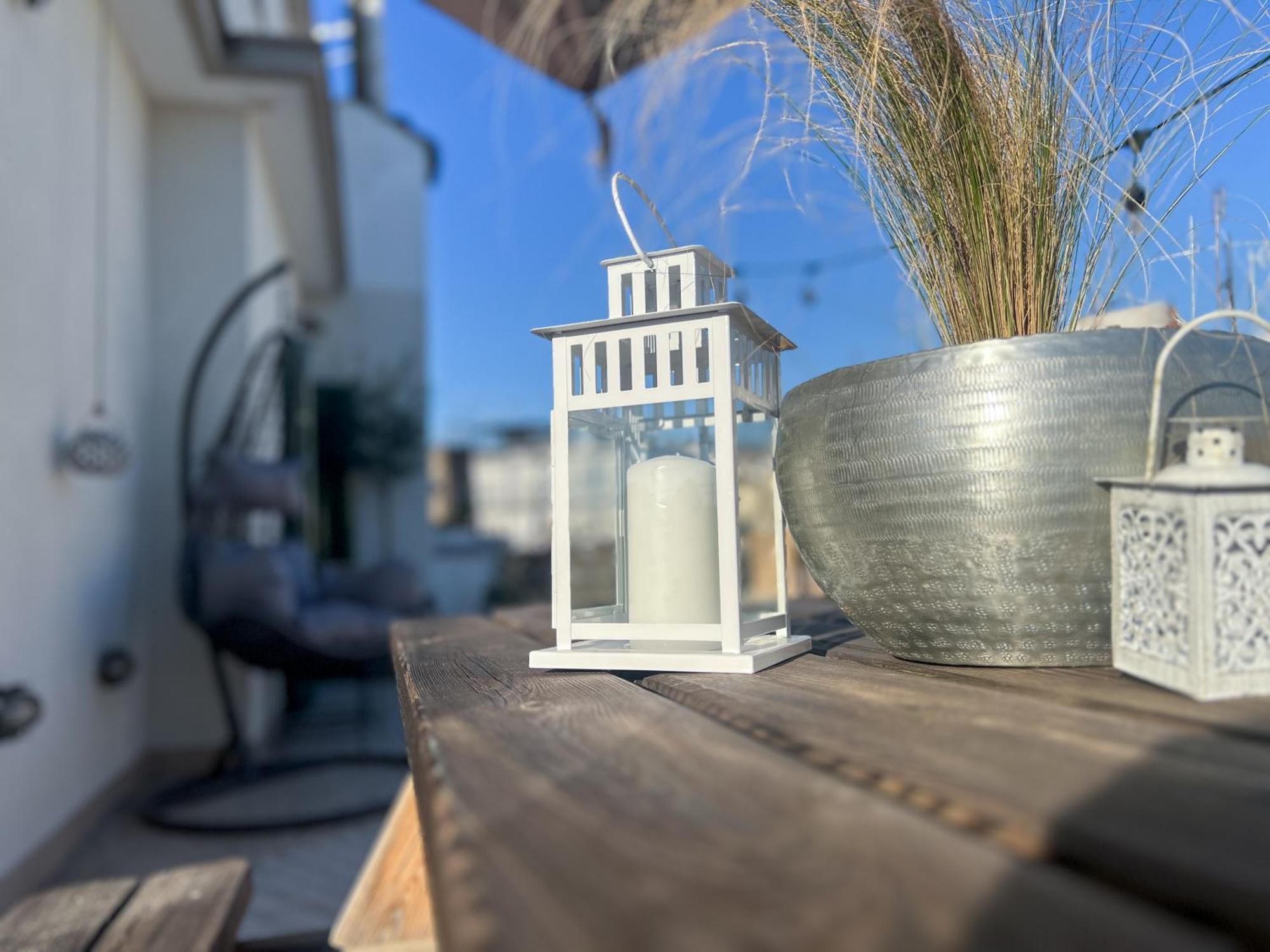 Apartment Homevision - Chic - Cozy Balcony Bliss
