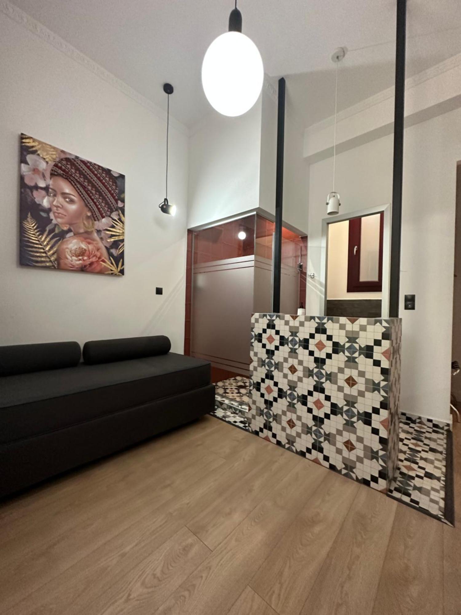 The Maroon Bottle Luxury 4* Thessaloniki