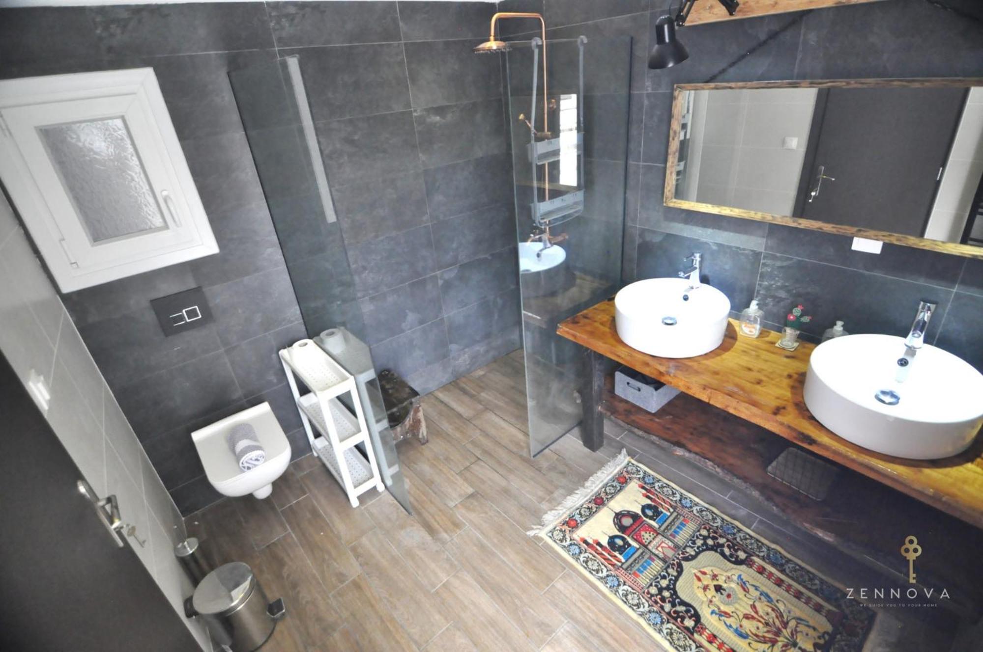 Zennova #81 Papazoli Str * Thessaloniki