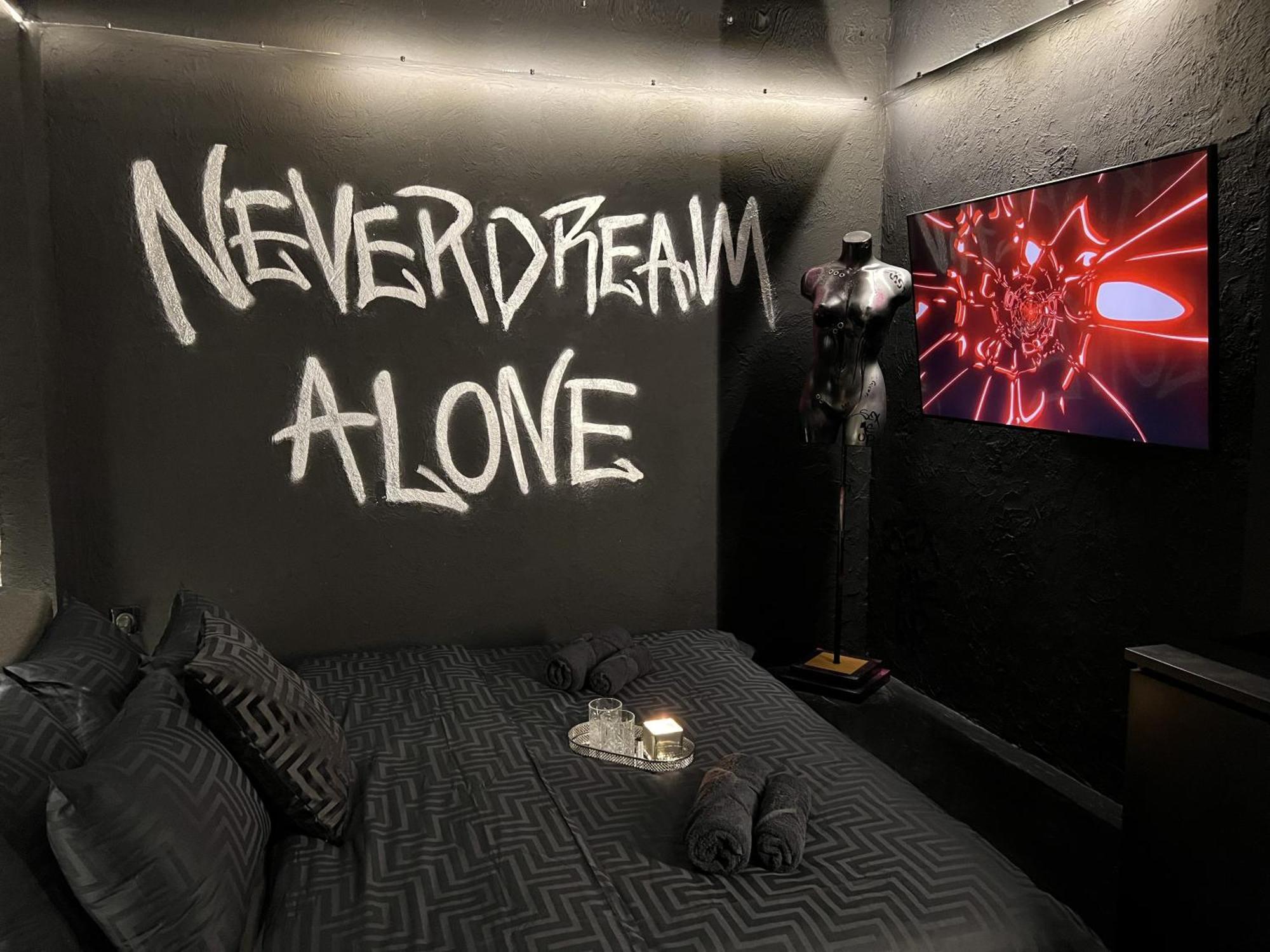 Doormat#13 Black Mirror Apartment *