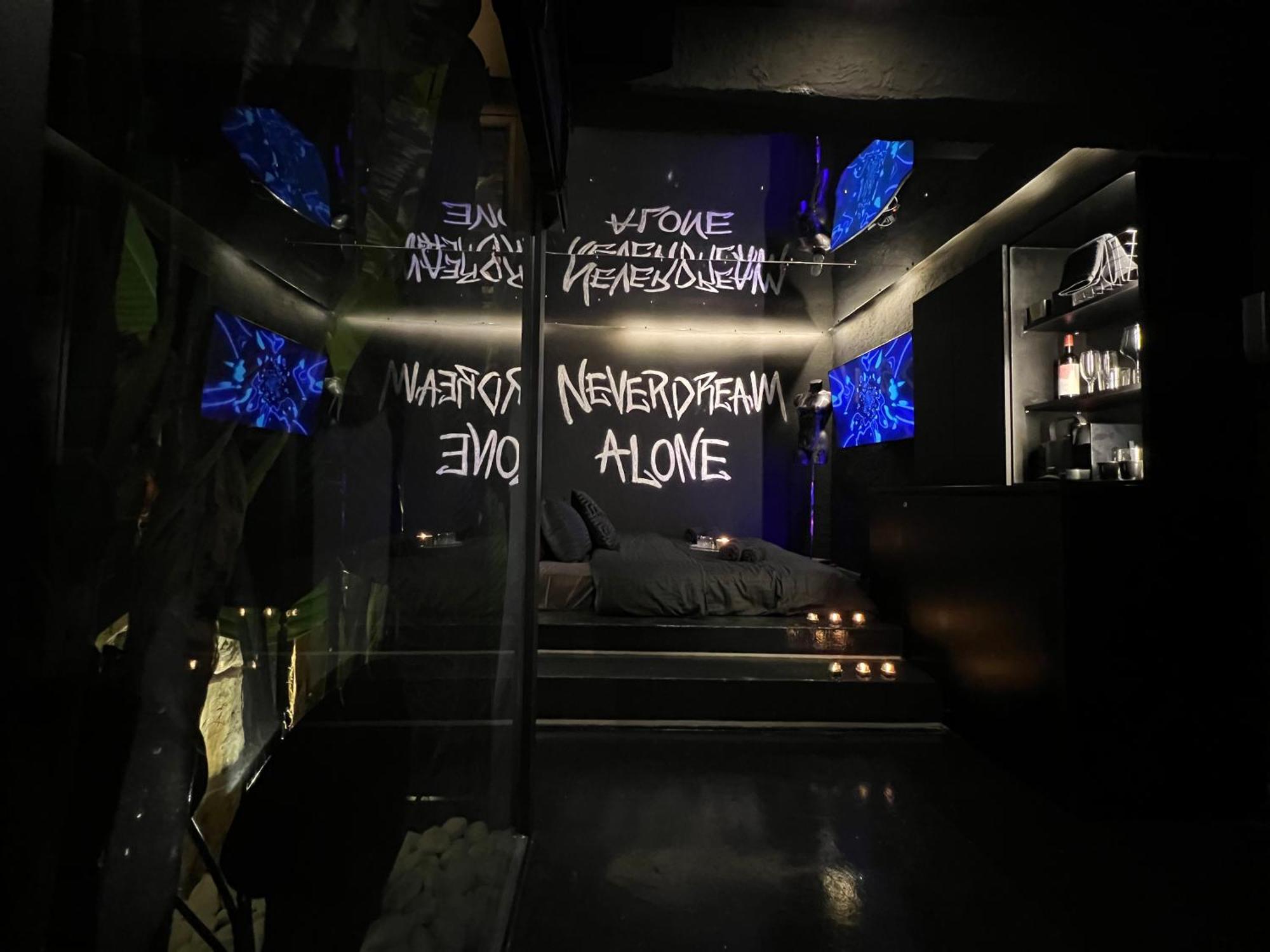Doormat#13 Black Mirror Apartment *